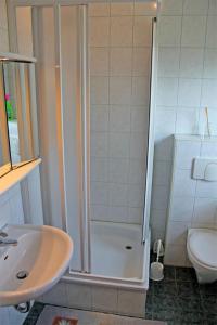 乌塞林Ferienwohnung Gro_ Quassow SEE 7841的带淋浴、盥洗盆和卫生间的浴室