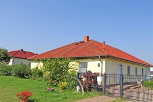 乌塞林Ferienwohnung Gro_ Quassow SEE 7841的一间白色的小房子,有红色的屋顶