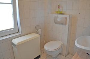 KrumminFerienwohnung Krummin USE 2981的白色的浴室设有卫生间和水槽。