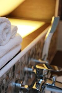 Troskovice瑞卡尔旅馆的一堆毛巾,放在水槽顶上