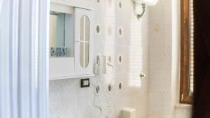 阿格里真托B&B Afrodite的浴室设有淋浴、镜子和水槽