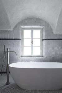 米库洛夫Stajnhaus的带窗户的浴室内的白色浴缸