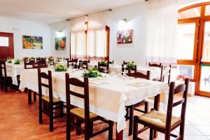 Baressa蒂富索伊尔梦德罗酒店的用餐室配有长桌子和椅子