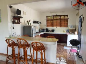 拉戈莱特Suntoo Villa Wind & Kitesurf Accommodation的厨房配有带椅子的柜台。
