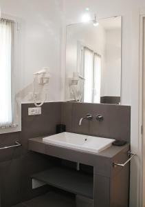 博洛尼亚Residenza Pellacani的一间带水槽和大镜子的浴室