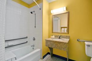 托灵顿戴斯酒店的一间浴室