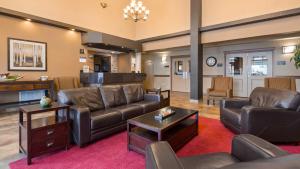坎卢普斯坎卢普斯加酒店的客厅配有沙发和桌子