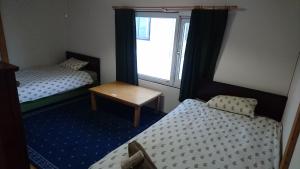 富良野雪山木屋公寓的小房间设有两张床和窗户