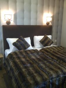 勒布拉索斯兰德酒店的一间卧室配有一张大床和两个枕头