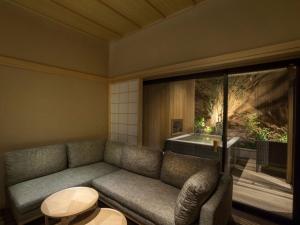 京都京都萨卡酒店的客厅配有沙发和桌子