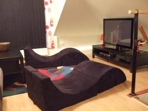 赫尔辛堡蜜月海景公寓酒店的客厅配有2张沙发和1台平面电视