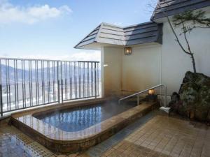 涩川市金达余旅馆的大楼阳台上的游泳池