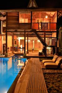 吉利阿尔阿帕拉吉别墅的一个带游泳池和房子的客厅