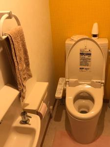 田边市熊野宾馆的一间带卫生间和水槽的小浴室