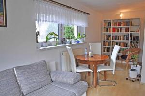 Ferienwohnung Neustrelitz SEE 8591的休息区