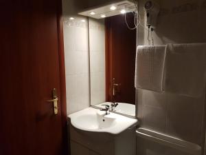 钱皮诺罗马钱皮诺甜蜜生活旅馆的一间带水槽和镜子的浴室