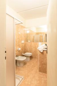 圣温琴佐博德勒拉嘎维农庄的浴室配有白色卫生间和盥洗盆。