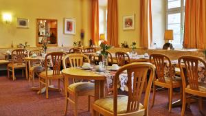 阿尔蔡施洛斯酒店的用餐室配有桌椅