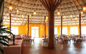 霍登哈根Serengeti Park Resort的大楼内带桌椅的用餐室