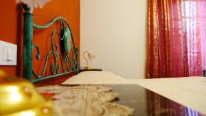 帕蒂Arte & Mare的一张带绿色床头板和窗帘的床