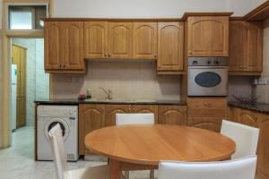 拉纳卡莱斯波米尔公寓的厨房配有木制橱柜和木桌。