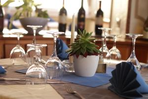 乌尔里希施泰因里斯托兰特艾特纳酒店的酒杯桌子和盆栽植物