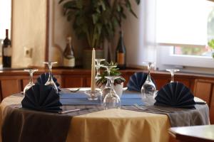 乌尔里希施泰因里斯托兰特艾特纳酒店的一张桌子,上面有黄色的桌布和酒杯