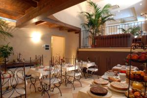 博洛尼亚博尔戈酒店的配有桌椅的房间,提供食物