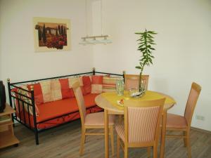 贝尔恩卡斯特尔-库斯Ferienweingut Port的客厅配有桌子和沙发