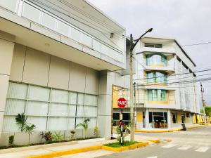 塔拉波托Cumbaza Hotel & Convenciones的建筑物前的停车标志