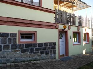 卡罗维发利拉达膳食公寓的一座有门和砖墙的建筑