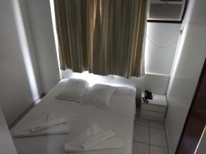 巴拉奈里奥-坎布里乌Master Hotel的窗户客房内的一张白色床