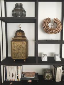 突尼斯Le 5 ter的黑书架,带灯笼和书