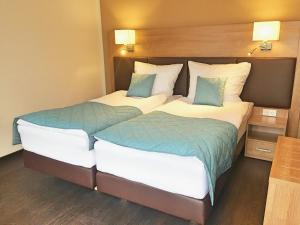 多鲁姆Sporthotel Dorum的两间双床间 - 带两个枕头