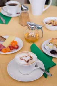佛罗伦萨阿罗洛B&B酒店的餐桌,带咖啡和盘子的桌子