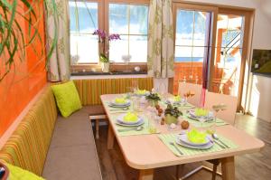 WeisspriachDenggnhof的一间带桌子和沙发的用餐室