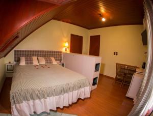 圣若阿金Chalé Alto da Serra - Pousada & Wellness Spa的一间卧室,卧室内配有一张大床
