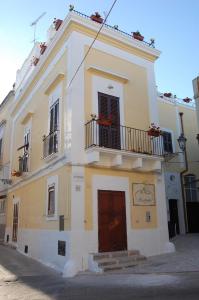 马萨夫拉Casa Camilla的一座白色的大建筑,设有红色的门