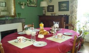 昂古莱姆La Tour de Lavalette的一张带红色桌布的餐桌