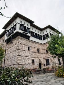 维兹伊萨Mansion Karagiannopoulou的一座带阳台的建筑