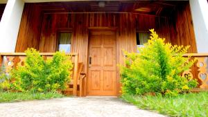蒙泰韦尔德哥斯达黎加Belcruz family lodge的一座两棵树的房子的前门
