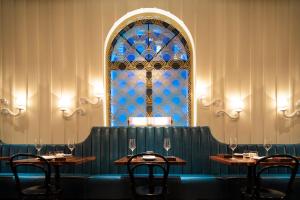 旧金山Hotel Bijou - Union Square的一间带两张桌子和大窗户的用餐室