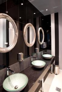Wieniawa帕拉多玛尼沃斯基酒店的浴室设有3个盥洗盆和镜子