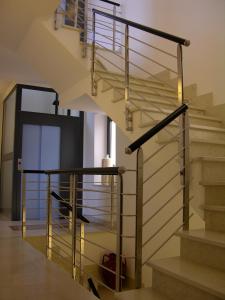 塔兰托Baja delle Sirene的楼梯,带玻璃栏杆和楼梯间