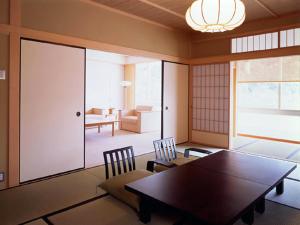 岐阜杉山旅馆的一间用餐室,在房间内配有桌椅