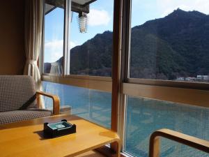 岐阜杉山旅馆的山景客房 - 带桌子