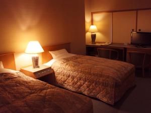 岐阜杉山旅馆的酒店客房配有两张床和一张书桌