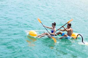 芽庄Hon Tam Resort的坐在水上皮艇上的男人和女人