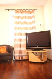 布拉迪斯拉发Kukucinova Apartments的客厅配有平面电视和沙发。