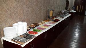 撒马尔罕达耶拉酒店的一张长长的自助餐,餐桌上放着食物